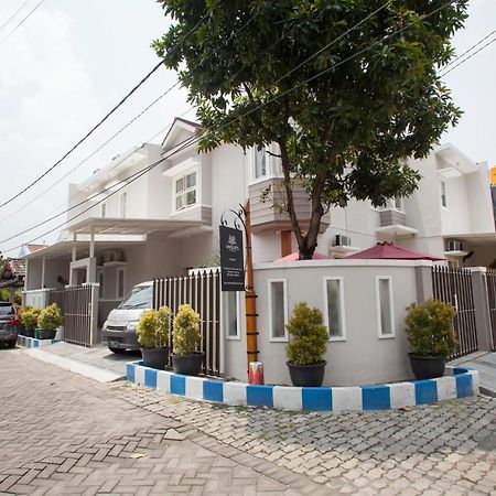 Reddoorz @ Wiyung 3 Hotel Surabaya Exterior photo
