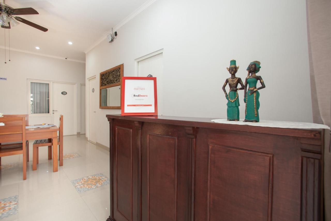 Reddoorz @ Wiyung 3 Hotel Surabaya Exterior photo