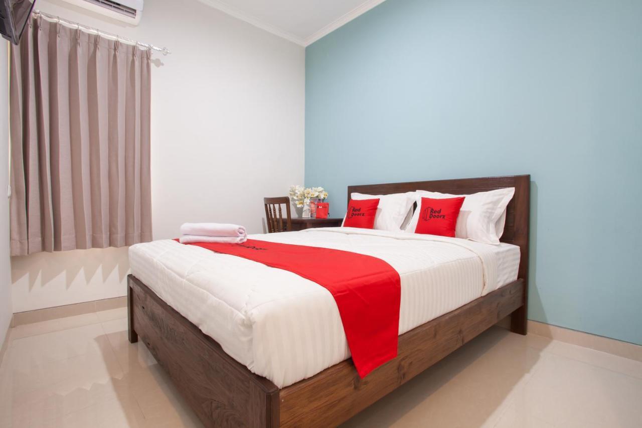 Reddoorz @ Wiyung 3 Hotel Surabaya Exterior photo