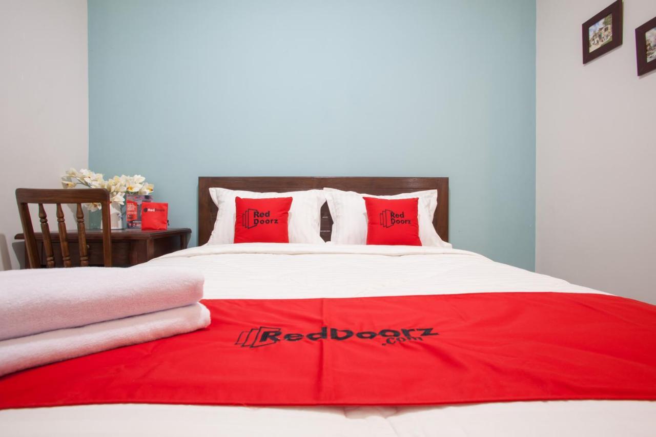 Reddoorz @ Wiyung 3 Hotel Surabaya Exterior photo
