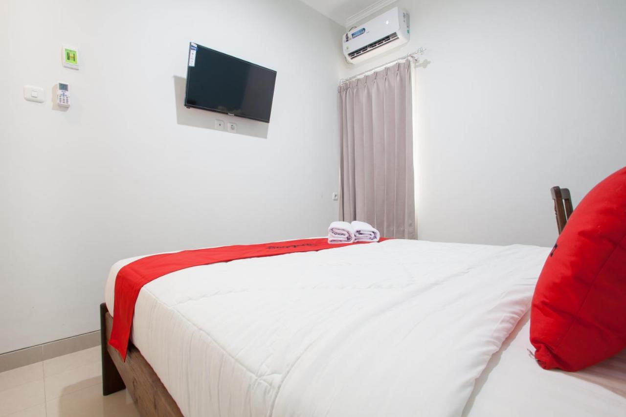 Reddoorz @ Wiyung 3 Hotel Surabaya Exterior photo