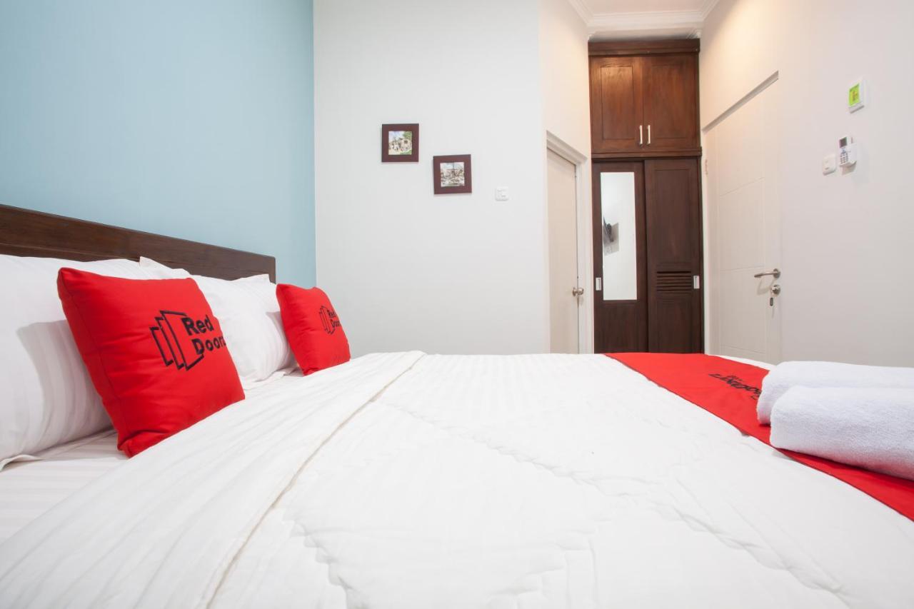 Reddoorz @ Wiyung 3 Hotel Surabaya Exterior photo