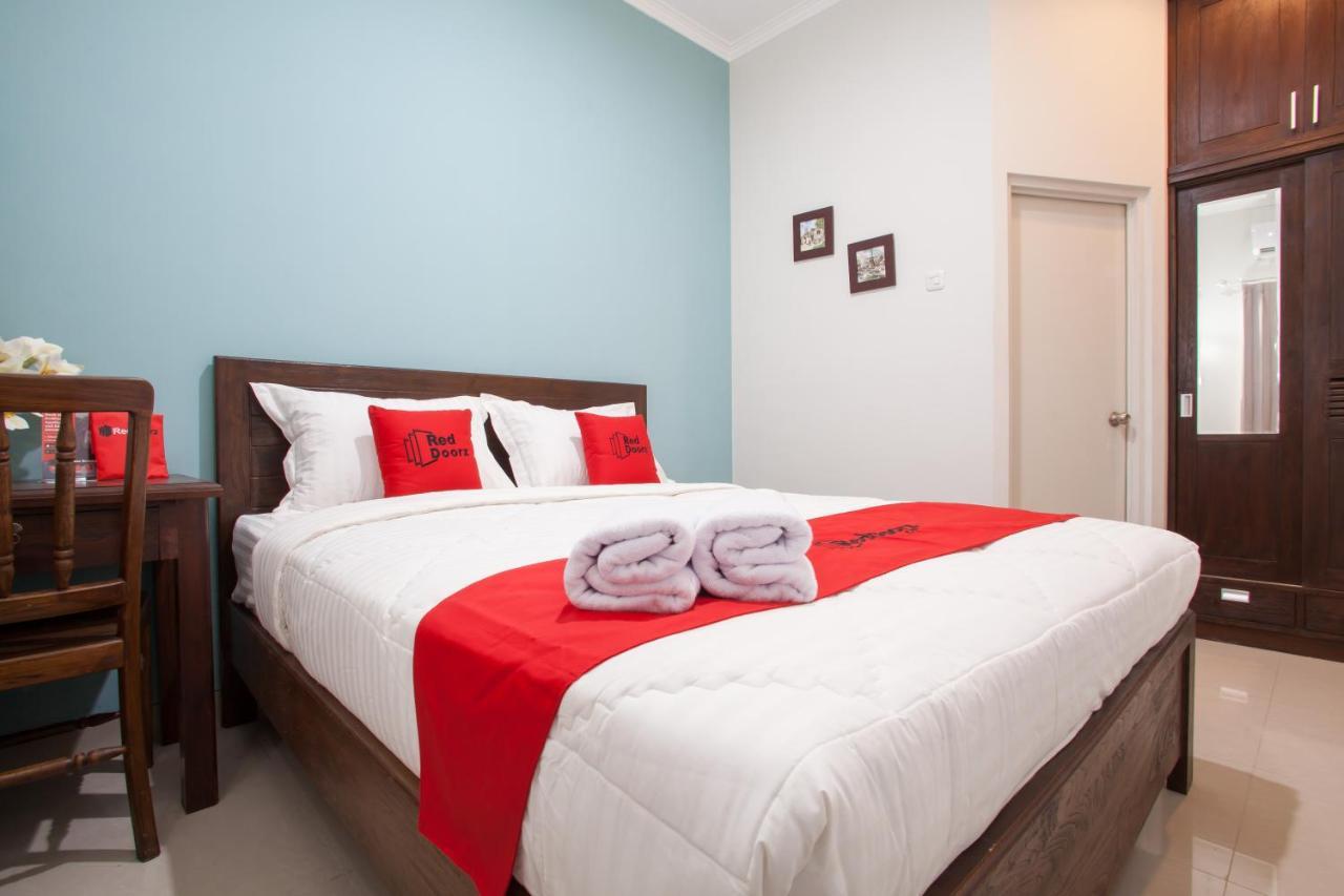 Reddoorz @ Wiyung 3 Hotel Surabaya Exterior photo